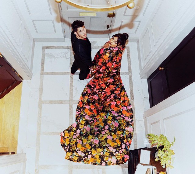 Priyanka Chopra & Nick Jonas Pamer Kemesraan di British Fashion Awards 2021. Foto: Instagram @priyankachopra