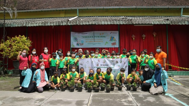 foto bersama guru, siswa, dan panitia kegaiatan sobi back to school di SD Warga Solo
