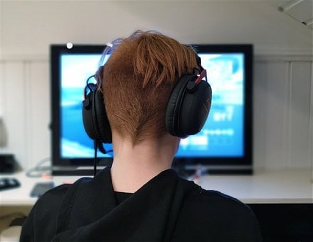 Ilustrasi game online, sumber: https://cdn.pixabay.com/photo/2019/05/16/11/01/gaming-4206919__340.jpg