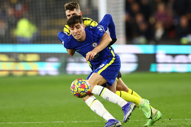 Pemain Chelsea Mason Mount berebut bola dengan pemain Watford pada pertandingan lanjutan Liga  Inggris di Stadion Vicarage Road, Watford, Inggris.  Foto: David Klein/REUTERS