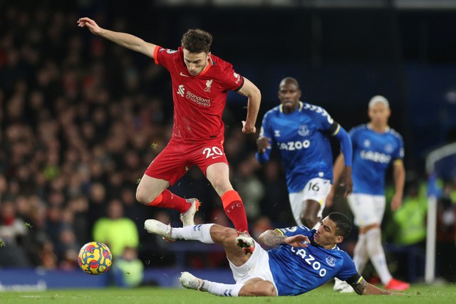 Pemain Liverpool Diogo Jota berebut bola dengan pemain Everton Allan pada pertandingan lanjutan Liga Inggris di Goodison Park, Liverpool, Inggris. Foto: Carl Recine/REUTERS
