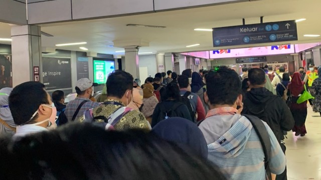 Kondisi kepadatan di stasiun KRL Dukuh Atas pada jam sibuk di masa pandemi Covid-19. (Foto Pribadi Penulis)