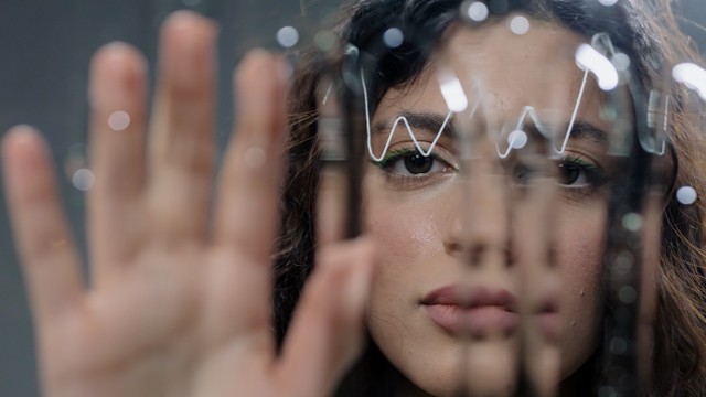 Seorang dengan Sinestesia akan dapat melihat suara berupa gelombang warna https://www.pexels.com/id-id/foto/mode-pria-orang-orang-orang-7859930/