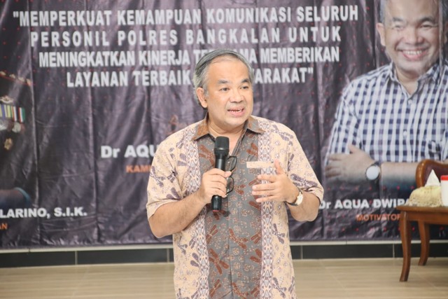 Aqua Dwipayana dalam menyampaikan materi saat Sharing Komunikasi dan Motivasi di hadapan puluhan anggota polisi termasuk perwira dan pegawai aparatur sipil negara di lingkungan Polres Bangkalan, Jawa Timur, Kamis sore (25/11/2021). Foto: dok