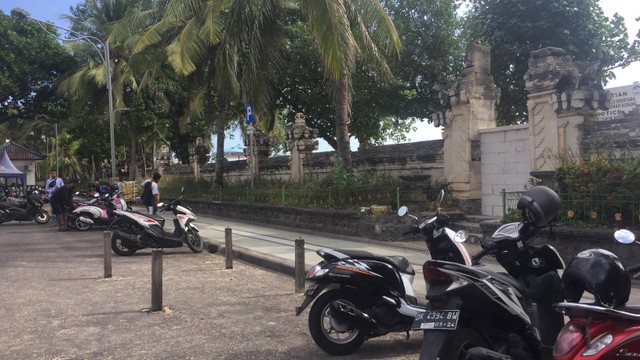 Pintu masuk di Pantai Kuta, Bali ditutup dengan batako. Foto: Denita br Matondang/kumparan