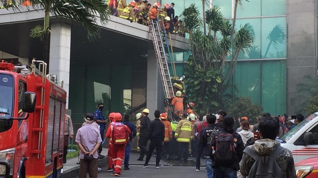 Evakuasi korban kebakaran di gedung Cyber, Kuningan, Kamis (2/12). Foto: Jonathan Devin/kumparan