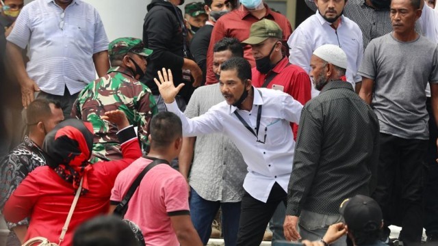 Azhari Cage (baju putih), Juru Bicara Komite Peralihan Aceh (KPA) Pusat. Foto: Suparta/acehkini