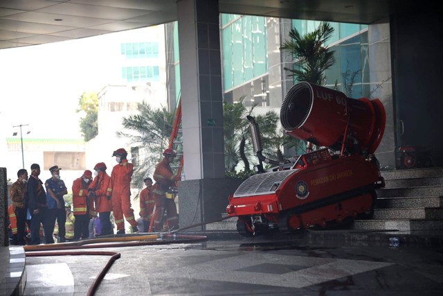 Pemadaman kebakaran di gedung Cyber, Kuningan, Jakarta Selatan, Kamis (2/12/2021). Foto: Aditia Noviansyah/kumparan