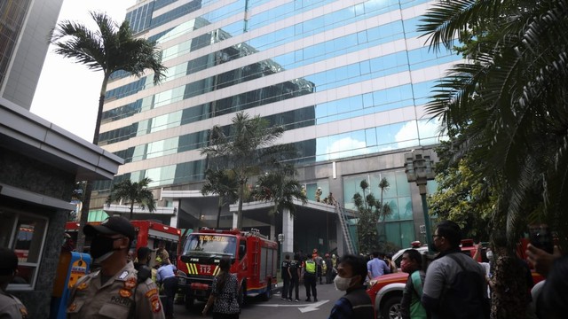 Petugas pemadam kebakaran mengevakuasi korban di lokasi kebaran di gedung Cyber, Kuningan, Jakarta Selatan, Kamis (2/12/2021). Foto: Aditia Noviansyah/kumparan