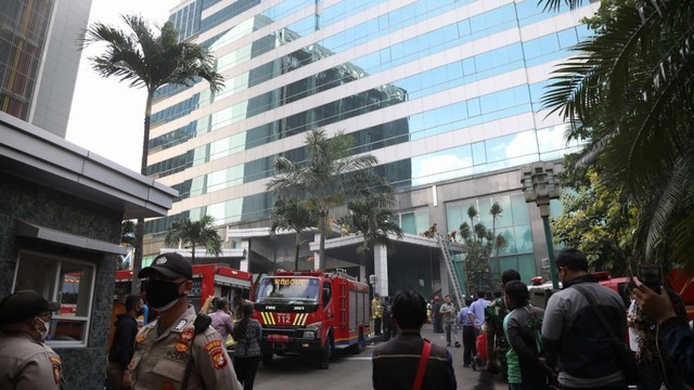 Petugas pemadam kebakaran mengevakuasi korban di lokasi kebaran di gedung Cyber, Kuningan, Jakarta Selatan, Kamis (2/12/2021). Foto: Aditia Noviansyah/kumparan