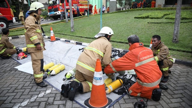 Petugas pemadam kebakaran di lokasi kebaran di gedung Cyber, Kuningan, Jakarta Selatan, Kamis (2/12/2021). Foto: Aditia Noviansyah/kumparan