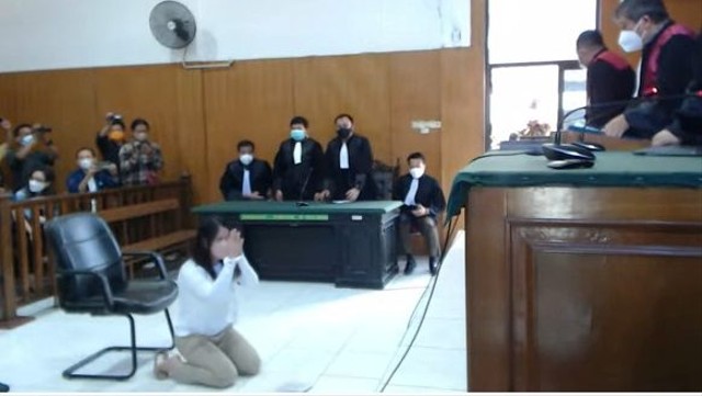 Tangis Valencya pecah saat divonis bebas di PN Karawang. Foto: Dok. Istimewa