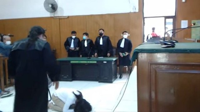 Valencya sujud usai divonis bebas di PN Karawang. Foto: Dok. Istimewa