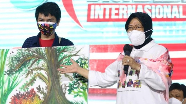 Mensos Risma membuka acara pameran produk karya Penyandang Disabilitas, lelang lukisan dan kerajinan tangan karya, Rabu (1/12/2021). Foto: Instagram/@kemensosri