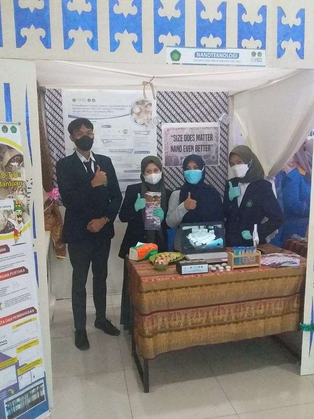 Mahasiswa Jurusan Fisika UIN Malang yang tergabung dalam tim karya inovasi nanoteknologi dan produk kesehatan saat presentasi dalam ajang Oase ke-I Tahun 2021. Foto: dok