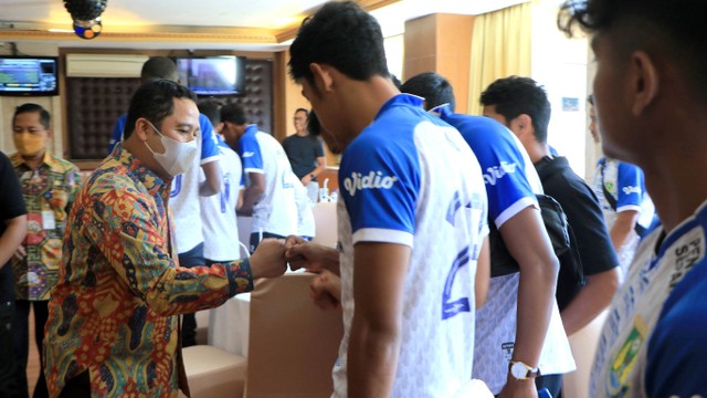 Wali Kota Tangerang H. Arief R. Wismansyah bersama dengan Wakil Wali Kota H. Sachrudin beramah tamah dengan seluruh pemain dan pelatIh Persikota Tangerang. Foto: Pemkot Tangerang