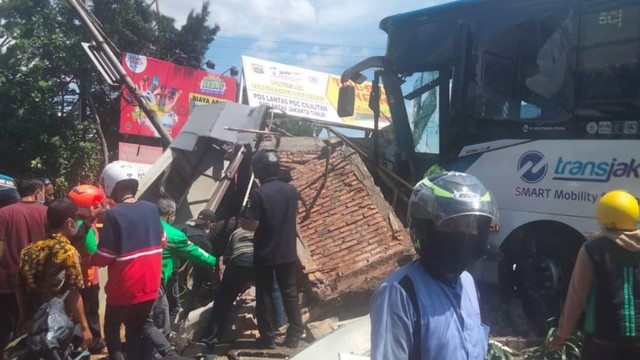 Kondisi Pos Lantas PGC yang ditabrak Bus TransJakarta. Foto: Instagram/@tmcpoldametro