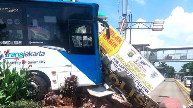 Kondisi Pos Lantas PGC yang ditabrak Bus TransJakarta. Foto: Instagram/@tmcpoldametro