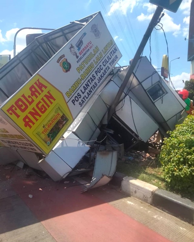 Kondisi Pos Lantas PGC yang ditabrak Bus TransJakarta. Foto: Instagram/@tmcpoldametro