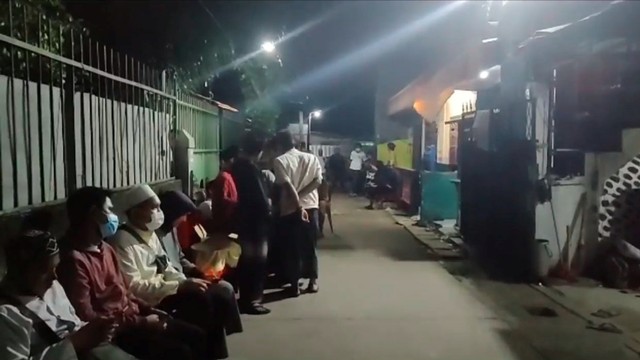 Suasana rumah duka Seto di Depok, korban tewas kebakaran gedung cyber, Kamis (2/12). Foto: Dok. Octobryan Purwo