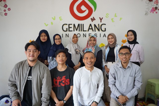 Tim Pengabdian Masyarakat UAI dengan Peserta Pembina Rumah Singgah Gemilang