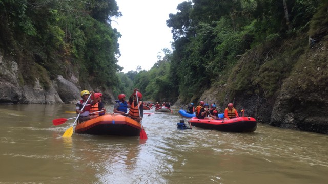 Para peserta Geo Fun Rafting Geopark Merangin 2021.
 Foto: Gitario Vista Inasis/kumparan