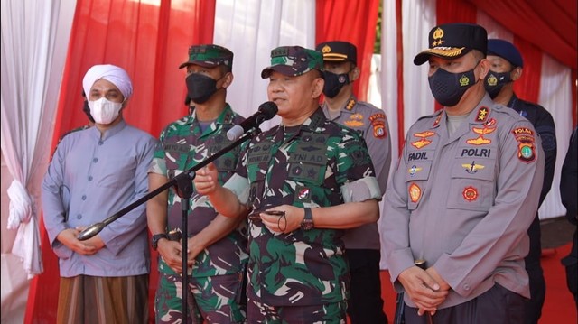 KSAD Jenderal TNI Dudung Abdurachman di halaman Monas mengimbau kepada peserta reuni PA 212 untuk sama-sama menjaga persatuan dan kesatuan bangsa. Foto: TNI AD