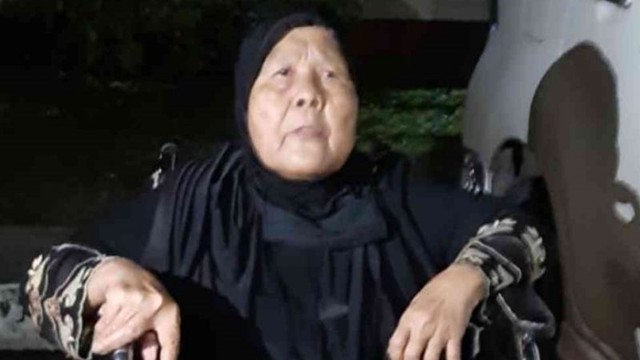 Ibu Rodiah saat mendatangi Markas Polres Metro Bekasi dengan diantar tiga anaknya, di Bekasi, Jawa Barat. Foto: Pradita K Syah/ANTARA