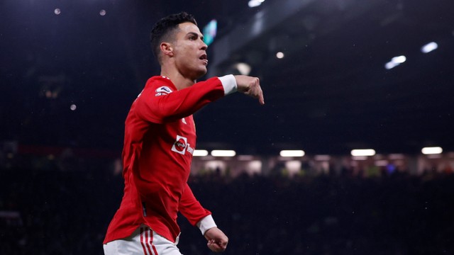 Pemain Manchester United Cristiano Ronaldo berselebrasi usai mencetak gol saat hadapi Arsenal di Stadion Old Trafford, Manchester, Inggris, Kamis (2/12). Foto: Phil Noble/REUTERS
