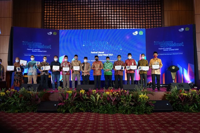 Dompet Dhuafa raih penghargaan dari Kementerian Agama pada tahun ini, dalam acara Malam Apresiasi Festival Literasi Zakat Wakaf 2021. (Kamis, 2/12) Dok. Dompet Dhuafa.