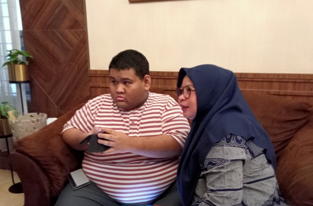 Pengusaha klinik kecantikan DNY Skincare, Denny Rachmawati, bersama putra semata wayangnya. Foto-foto: Masruroh/Basra