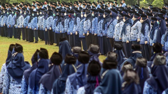 Sejumlah Pegawai Negeri Sipil (PNS) mengikuti upacara pelantikan. Foto: ANTARA FOTO/Yulius Satria Wijaya