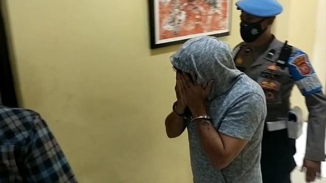 Tersangka AL, WNA asal Riyadh, Arab Saudi menjalani rekontruksi tindak pidana penganiayaan terhadap istri sirinya.  Foto: Dok. Istimewa