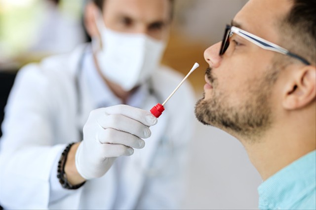 Ilustrasi swab test. Foto: dok. Drazen Zigic di Unsplash