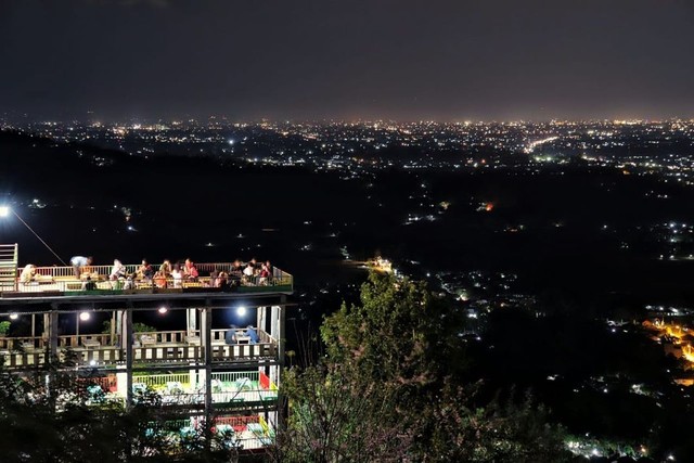 Pesona Bukit Bintang di malam hari (Foto: Revan Rizky)