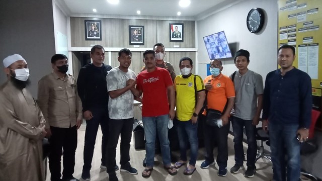 Polisi saat memediasi kasus tendangan Saktiawan Sinaga (keempat dari kiri) terhadap ofisial tim Tanjung Balai United. Foto: Dok. Istimewa