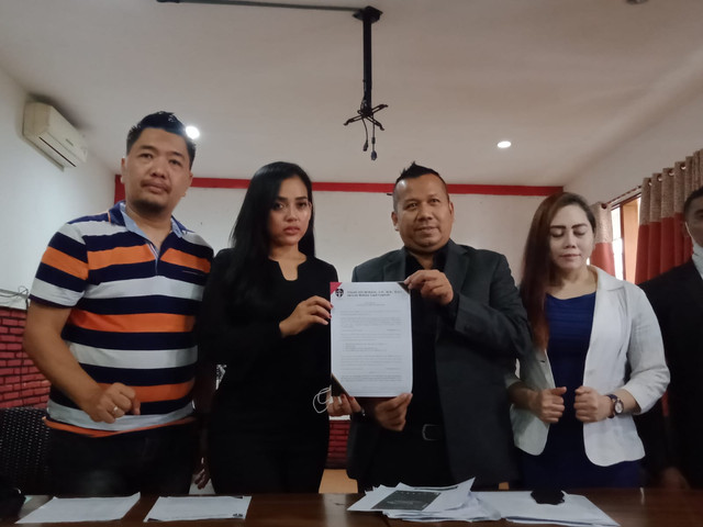Pedangdut, Clara Gopa ditemani kuasa hukumnya, Darius Situmorang usai melaporkan perkara pencemaran nama baik, di Polresta Malang Kota, pada Jumat (3/12/2021). Foto: istimewa