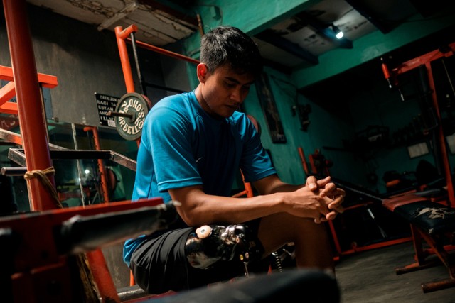 Setelah Fitnes - Aditya beristirahat setelah melatih fisiknya di tempat fitnes. Aditya tidak mau keterbatasan fisik menjadi halangan untuk tetap bugar dan sehat. Sesekali dia juga mengangkat beban berat untuk melatih otot-ototnya. Jamal Ramadhan/kumparan