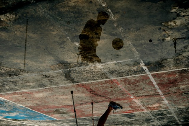 Satu Langkah pada Suatu Waktu - Pesepak bola difabel profesional, Aditya, sedang berlatih bola di lapangan yang seadanya di Parakan Saat, Bandung, Jawa Barat. Lapangan basket di komplek perumahan mesti disulap menjadi tempat latihan karena minimnya fasilitas latihan untuk mereka. Munculnya genangan air di lapangan usai hujan tidak menjadi halangan bagi Aditya dan rekan-rekannya untuk berlatih. Jamal Ramadhan/kumparan