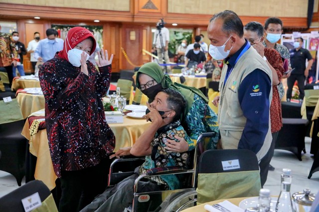 Mensos Tri Rismaharini bersama remaja penyandang disabilitas bernama Gading Ogi Saputra. Foto: Dok. Kemensos