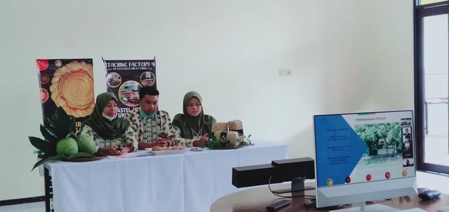 Tim Pastel Ulir Nukus Ngalam pada saat presentasi dalam lomba Kamp Kreatif SMK Indonesia (KKSI) 2021 Kategori Bidang Kulineri (Jajanan Pasar). Foto: dok