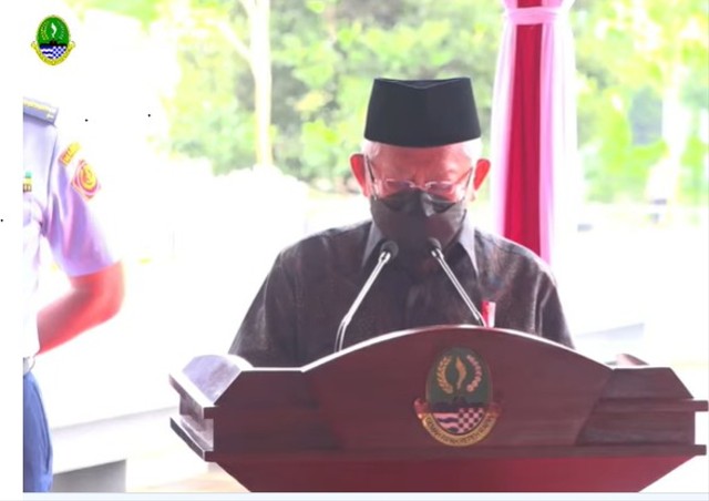 Wapres Ma'ruf Amin saat meresmikan monumen COVID-19 di Bandung. Foto: Dok. Humas Pemprov Jabar