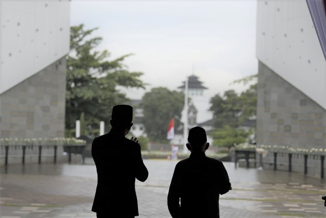 Gubernur Jawa Barat (Jabar) Ridwan Kamil saat mendampingi Wakil Presiden (Wapres) RI K.H Ma'ruf Amin meresmikan Monumen Pahlawan COVID-19 Jawa Barat di Jl. Japati, Kota Bandung, Sabtu (4/12/2021) Foto: Biro Adpim Jabar