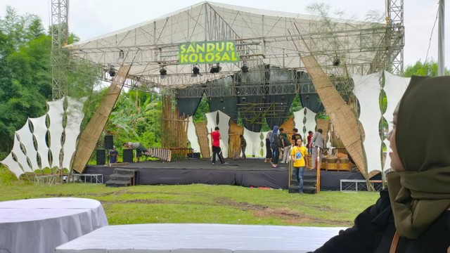 Persiapan pertunjukan Sandur Kolosal bertajuk Sebuah Kado dari Wak Tangsil, oleh komunitas Sayap Jendela Arts Laboratory Bojonegoro. Sabtu (04/12/2021) (foto: dok istimewa)