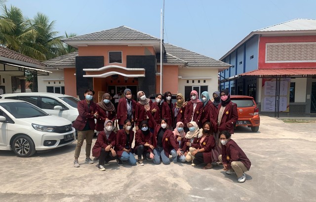 Kelompok 153 KKN Unsika 2021 di kantor Kepala Desa Tangkolak, Cilamaya Wetan