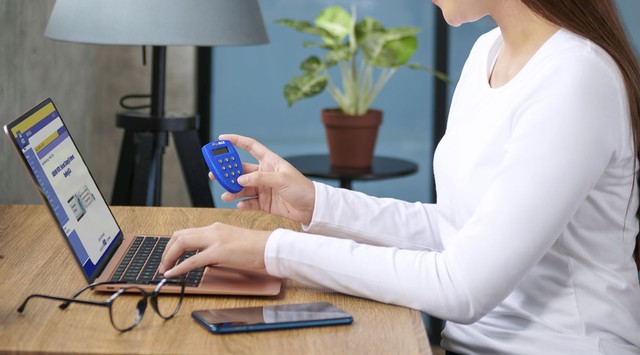 Bisa dari rumah, mengembangkan bisnis lancar dengan KlikBCA Bisnis. Foto: Dok. BCA