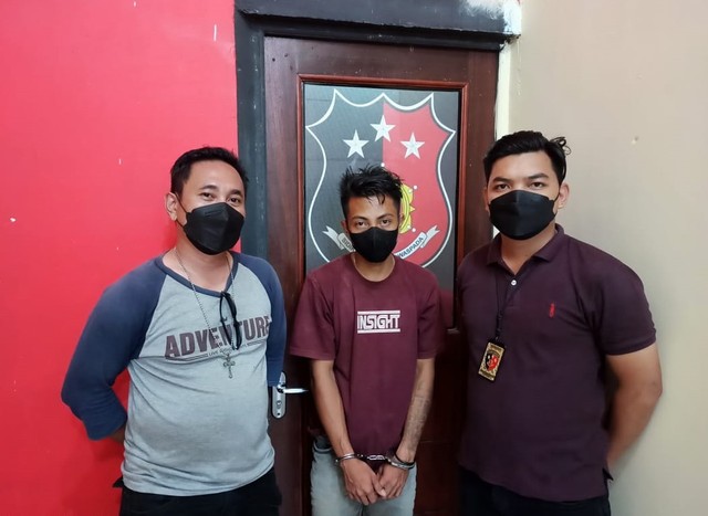 Pelaku (tengah) diamankan Sat Reskrim Polres Sekadau. Foto: Dok. Humas Polres Sekadau