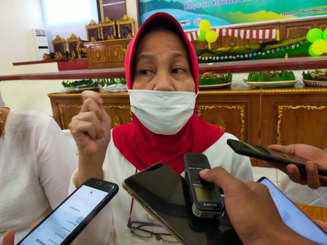 Dekan Fakultas Kedokteran Unkhair, dr. Marhaeni Hasan, ketika diwawancarai media. Foto: Ramlan Harun/JMG