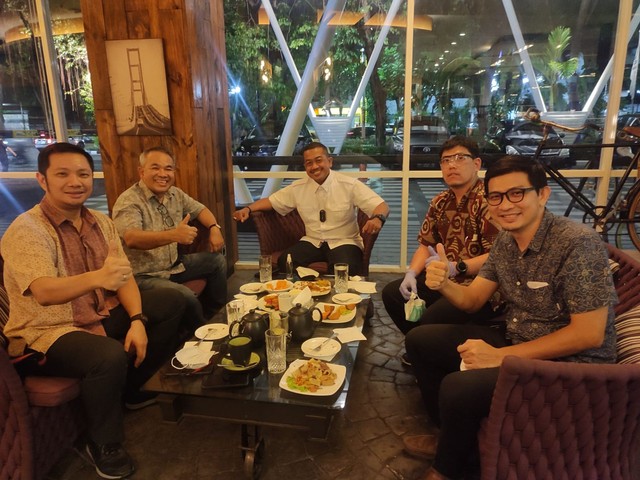 Pakar Komunikasi dan Motivator Nasional Dr Aqua Dwipayana (dua dari kiri) dan Komandan Polisi Militer Kodam V/Brawijaya Kolonel Cpm Moh Sawi (tengah) bersama  pemilik Hotel Mercure Grand Mirama Surabaya dan Hotel Grand Mercure Malang Mirama Yohan Setia Putra (paling kanan) yang didampingi dua stafnya Alfred Limantoro (paling kanan). dan Rudyanto (dua dari kanan).