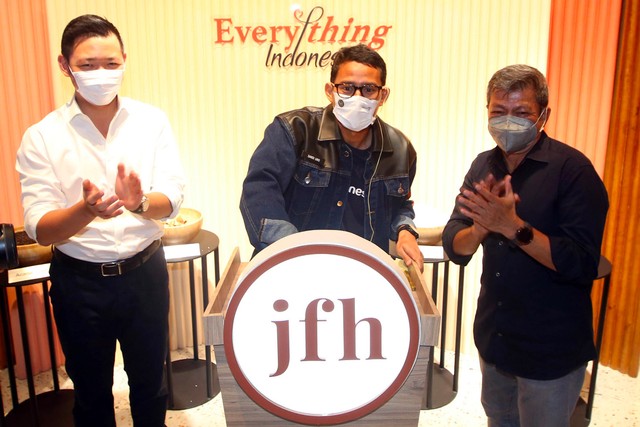 Menteri Pariwisata dan Ekonomi Kreatif Sandiaga Uno, ditemani Direktur APR Basrie Kamba dan Managing Director RGE Group, Anderson Tanoto di sela peresmian Jakarta Fashion Hub (JFH). Foto: Dok. RAPP